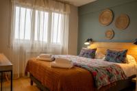 Logis Hôtels - Le Belvédère - Hôtel 2 étoiles et Restaurant客房内的一张或多张床位