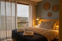 Logis Hôtels - Le Belvédère - Hôtel 2 étoiles et Restaurant客房内的一张或多张床位