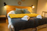 Logis Hôtels - Le Belvédère - Hôtel 2 étoiles et Restaurant客房内的一张或多张床位
