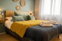 Logis Hôtels - Le Belvédère - Hôtel 2 étoiles et Restaurant客房内的一张或多张床位