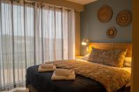 Logis Hôtels - Le Belvédère - Hôtel 2 étoiles et Restaurant客房内的一张或多张床位