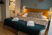 Logis Hôtels - Le Belvédère - Hôtel 2 étoiles et Restaurant客房内的一张或多张床位