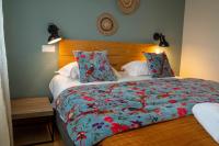 Logis Hôtels - Le Belvédère - Hôtel 2 étoiles et Restaurant客房内的一张或多张床位