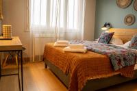 Logis Hôtels - Le Belvédère - Hôtel 2 étoiles et Restaurant客房内的一张或多张床位