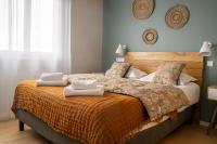 Logis Hôtels - Le Belvédère - Hôtel 2 étoiles et Restaurant客房内的一张或多张床位