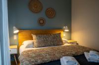 罗卡马杜尔Logis Hôtels - Le Belvédère - Hôtel 2 étoiles et Restaurant的卧室配有一张床和墙上的2个盘子
