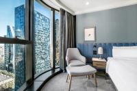 voco Melbourne Central客房内的一张或多张床位