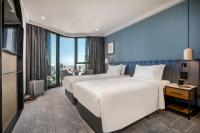 voco Melbourne Central客房内的一张或多张床位