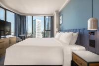 voco Melbourne Central客房内的一张或多张床位