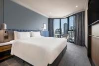 voco Melbourne Central客房内的一张或多张床位