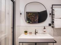 Maisons du Monde Hôtel &amp; Suites - Marseille Vieux Port的一间浴室