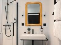 Maisons du Monde Hôtel &amp; Suites - Marseille Vieux Port的一间浴室