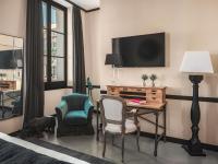 Maisons du Monde Hôtel &amp; Suites - Marseille Vieux Port的电视和&#47;或娱乐中心
