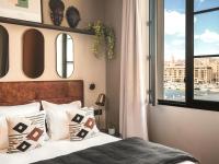 Maisons du Monde Hôtel &amp; Suites - Marseille Vieux Port客房内的一张或多张床位