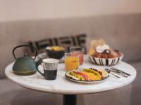 马赛Maisons du Monde Hôtel &amp; Suites - Marseille Vieux Port的桌子上摆满了食物和饮料