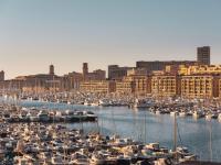 马赛Maisons du Monde Hôtel &amp; Suites - Marseille Vieux Port的城市里满载船只的港口