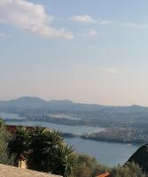 SpartýlasLorantina Luxury Sea View Holiday House close to Barbati &amp; Ipsos Beach with Starlink WiFi的一大片水域和群山的景色