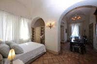 Casa Raiola Ercolano Luxury Rooms &amp; Spa客房内的一张或多张床位