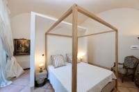 Casa Raiola Ercolano Luxury Rooms &amp; Spa客房内的一张或多张床位