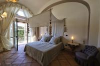 Casa Raiola Ercolano Luxury Rooms &amp; Spa客房内的一张或多张床位