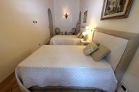 Casa Raiola Ercolano Luxury Rooms &amp; Spa客房内的一张或多张床位