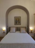 埃尔科拉诺Casa Raiola Ercolano Luxury Rooms &amp; Spa的一间卧室，配有一张大床和两个枕头