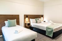 Salisbury Hotel Motel客房内的一张或多张床位