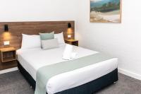 Salisbury Hotel Motel客房内的一张或多张床位