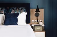 Heeton Concept Aparthotel Edinburgh Queen Street客房内的一张或多张床位