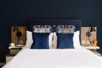 Heeton Concept Aparthotel Edinburgh Queen Street客房内的一张或多张床位
