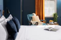 Heeton Concept Aparthotel Edinburgh Queen Street客房内的一张或多张床位