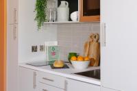 Heeton Concept Aparthotel Edinburgh Queen Street的厨房或小厨房