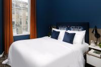 Heeton Concept Aparthotel Edinburgh Queen Street客房内的一张或多张床位
