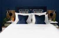 Heeton Concept Aparthotel Edinburgh Queen Street客房内的一张或多张床位
