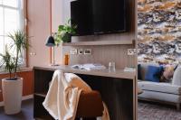 Heeton Concept Aparthotel Edinburgh Queen Street的电视和/或娱乐中心