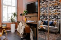 Heeton Concept Aparthotel Edinburgh Queen Street的电视和/或娱乐中心