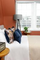 Heeton Concept Aparthotel Edinburgh Queen Street客房内的一张或多张床位