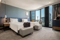 voco Melbourne Central客房内的一张或多张床位