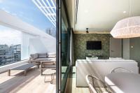 Apartamentos Core Suites Valencia的电视和/或娱乐中心