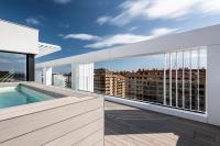 Apartamentos Core Suites Valencia内部或周边的泳池