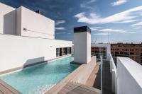 Apartamentos Core Suites Valencia内部或周边的泳池