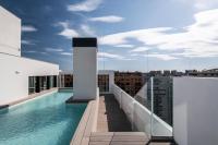 Apartamentos Core Suites Valencia内部或周边的泳池
