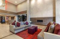 安纳海姆Best Western Plus Park Place Inn - Mini Suites的有两张沙发和一个壁炉的客厅