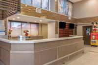 安纳海姆Best Western Plus Park Place Inn - Mini Suites的一个带前台柜台的迪斯尼商店的大堂