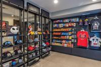 安纳海姆Best Western Plus Park Place Inn - Mini Suites的商店里装满了各种商品