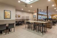 安纳海姆Best Western Plus Park Place Inn - Mini Suites的餐厅内带桌椅的用餐区