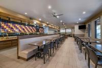 Best Western Plus Park Place Inn - Mini Suites餐厅或其他用餐的地方