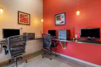 Best Western Plus Park Place Inn - Mini Suites的电视和&#47;或娱乐中心