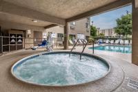 安纳海姆Best Western Plus Park Place Inn - Mini Suites的游泳池中间的热水浴池
