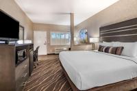Best Western Plus Park Place Inn - Mini Suites的电视和&#47;或娱乐中心